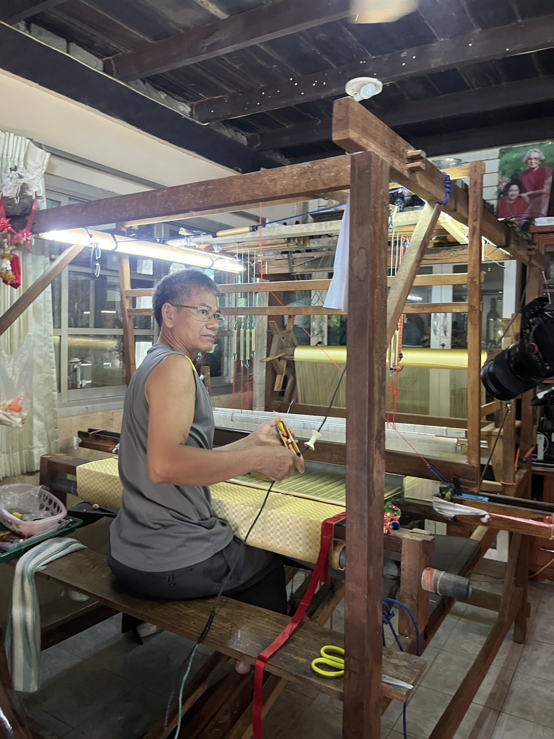 ผ้าไหมยกขิด ลายดอกมะลิ สีพื้น ไหมแท้ สีเหลืองครีม ตัดขายเป็นเมตร รหัส B-คุณพ่อชาดร ต.แกใหญ่