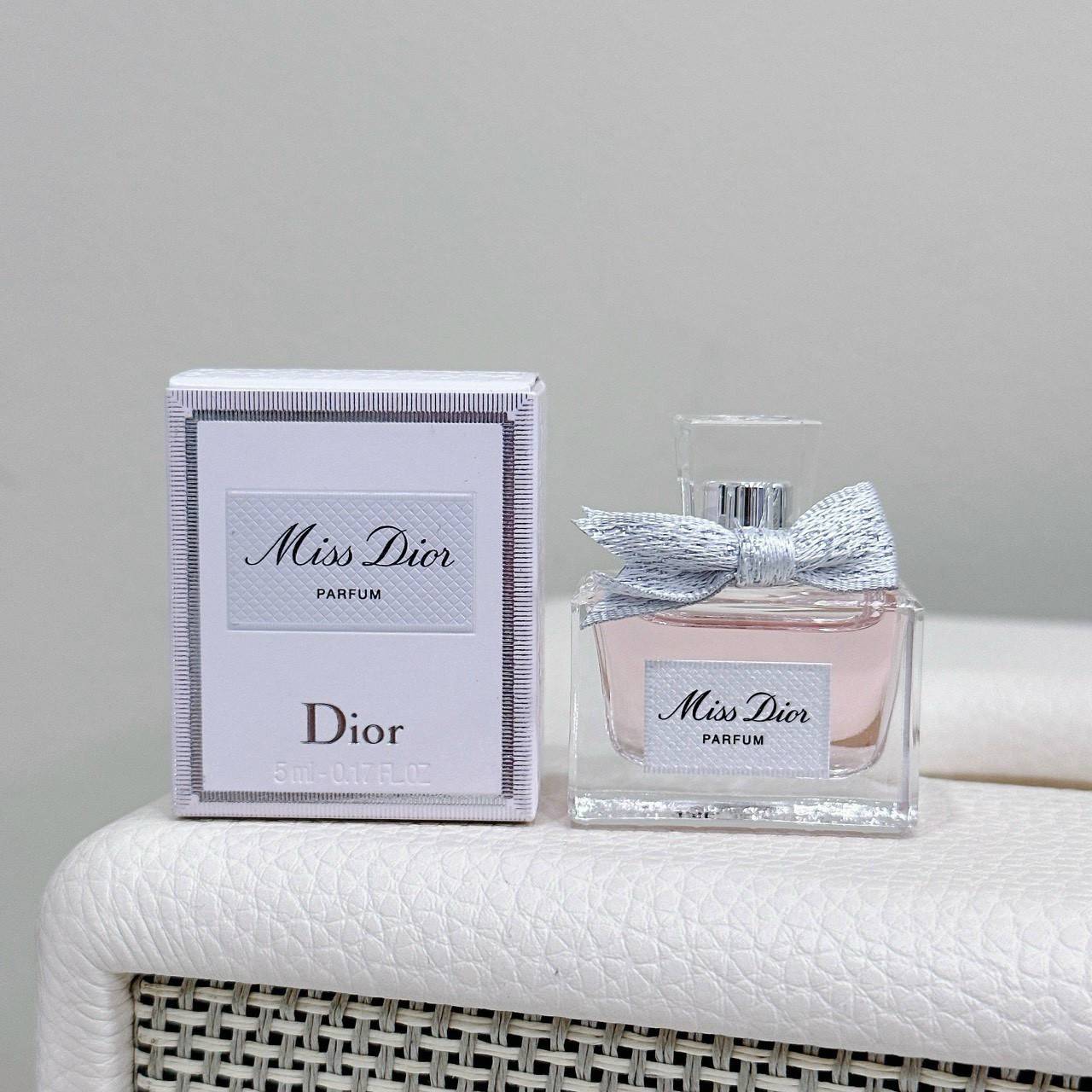 น้ำหอมจิ๋วมินิ Dior Miss Dior Parfum 5ml น้ำหอมจิ๋วมินิ New 2024 !แบบแต้มมีกล่อง ( Mini Perfume น้ำหอมขนาดพกพา) น้ำหอมจิ๋วมินิ ขวดน่ารัก ตั้งโชว์ก็สวย พกพาก็สะดวก หัวแต้มตามจุดชีพจร