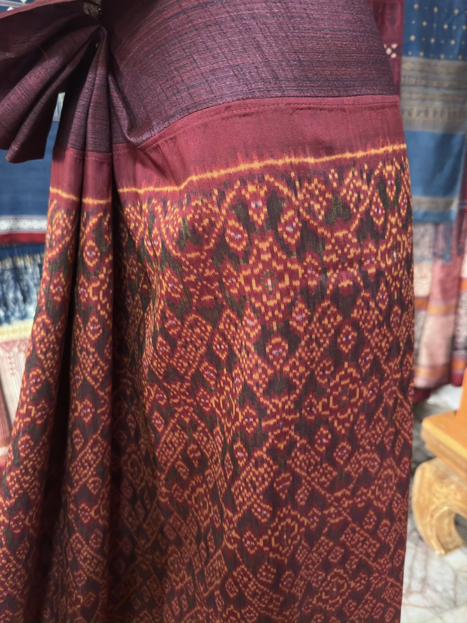 ซิ่น พระตะบอง ผ้าจามทอสามตะกอ ขนาด 118x150ซม พื้นสีม่วงแดง รหัส N9-SIL-AJ8