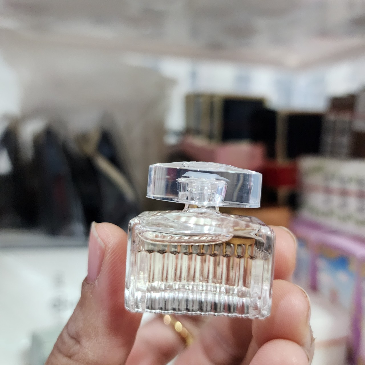 น้ำหอมจิ๋วมินิ Chloe Signature 5ml ไม่มีกล่อง แบบแต้ม ( Mini Perfume น้ำหอมขนาดพกพา) น้ำหอมจิ๋วมินิ ขวดน่ารัก ตั้งโชว์ก็สวย พกพาก็สะดวก หัวแต้มตามจุดชีพจร