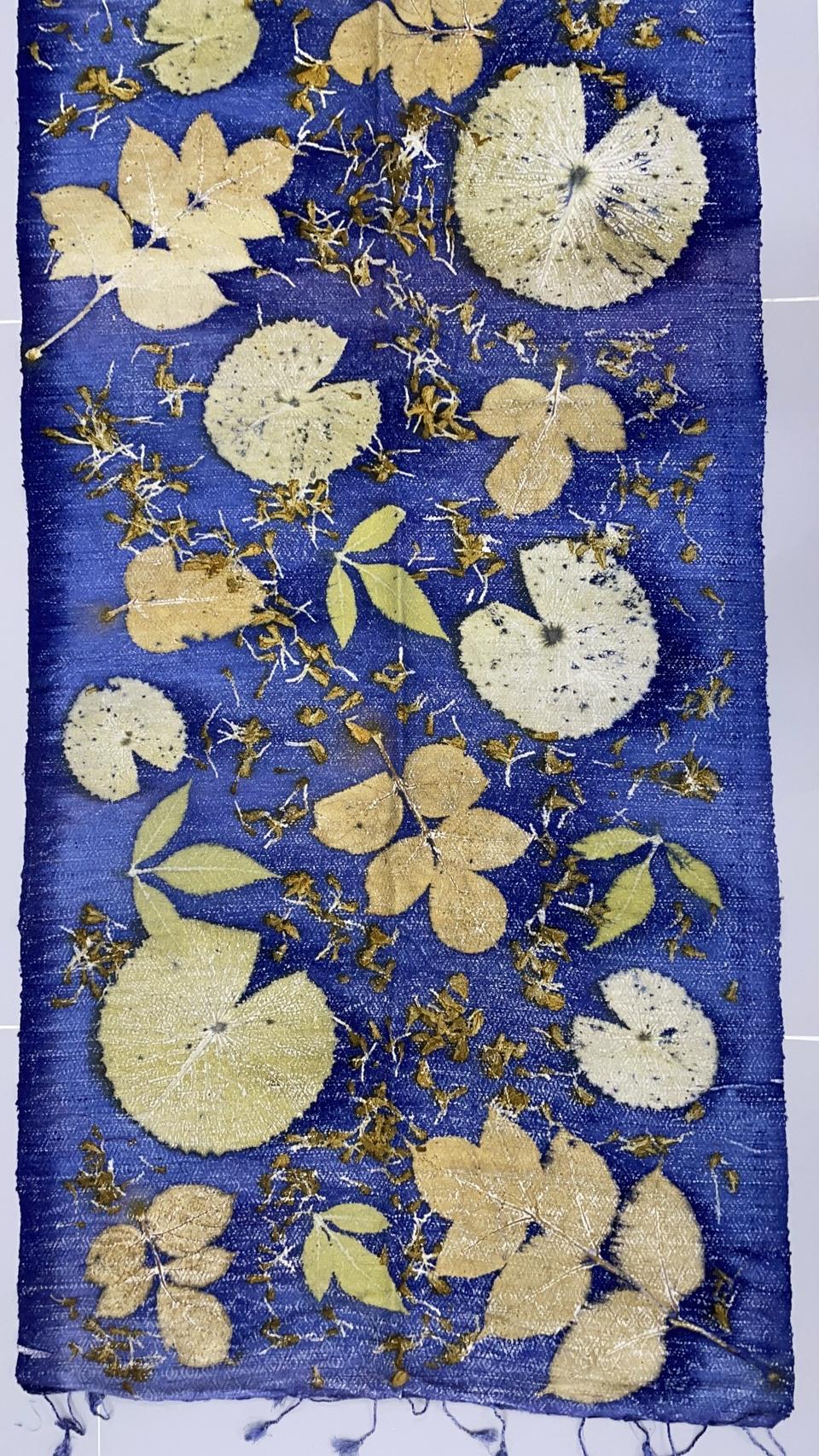 ผ้าคลุมไหล่ผ้าไหม Eco print เนื้อยกดอก มีชายครุย ขนาด 60x180ซม. สีน้ำเงิน รหัส ECO-82-1114688