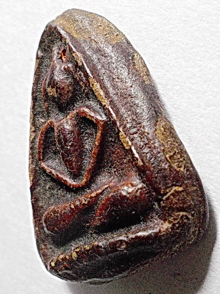 พระกลีบบัวสมาธิแขนหักศอก เนื้อผงจุ่มรัก เก่าไม่ทราบที่