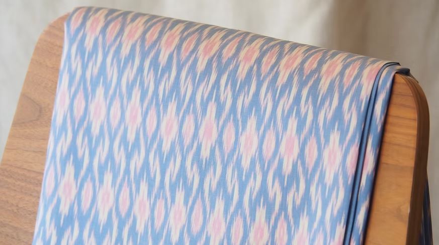 (ผ้าชุด) ผ้าไหมมัดหมี่ไหมแท้ (ผ้าลาย2หลา+สีพื้น2หลา) พื้นสีฟ้าใส รหัส M2B-CT-103092