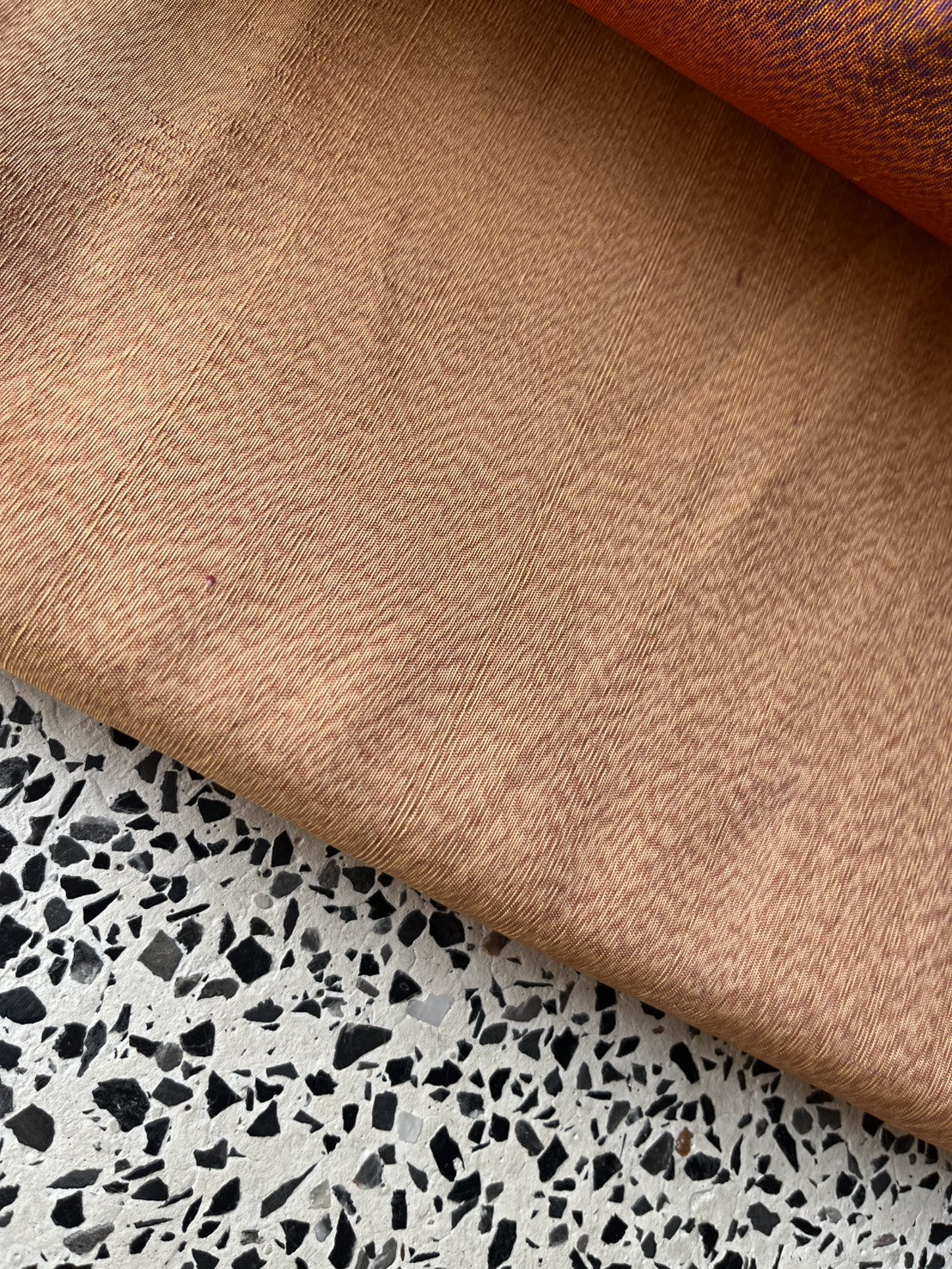 ผ้าไหมหางกระรอก ไหมบ้าน เนื้อหนา สีส้มโอรสอ่อน ตัดขายตามความยาวเมตร รหัส R1N-NY-0327684