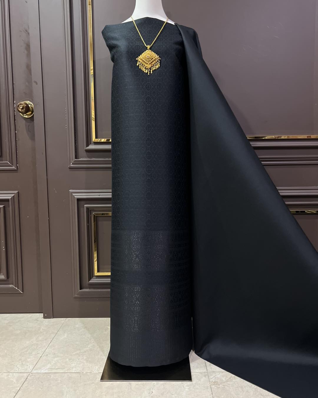 (ผ้าชุด)ผ้าไหมยกดอกลำพูน เกาะเชิงดิ้นดำ ขนาด 1.02x4.43เมตร ลายดอกบุหวาสาลี พื้นสีดำ รหัส N90-29-TR0549