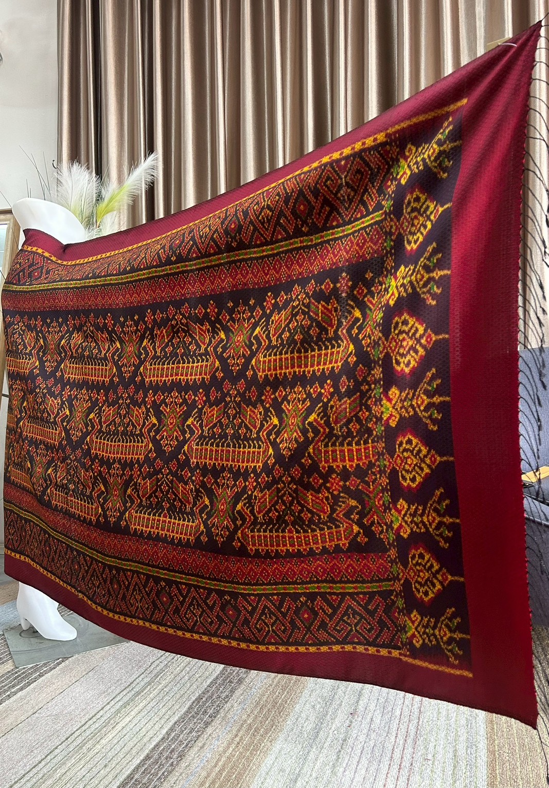 ซิ่น ผ้าไหมมัดหมี่ ทอยกดอกลูกแก้ว ขนาด 1x2เมตร ลายเรือสุพรรณหงส์ พื้นสีแดง รหัส L9A-PK-10066815