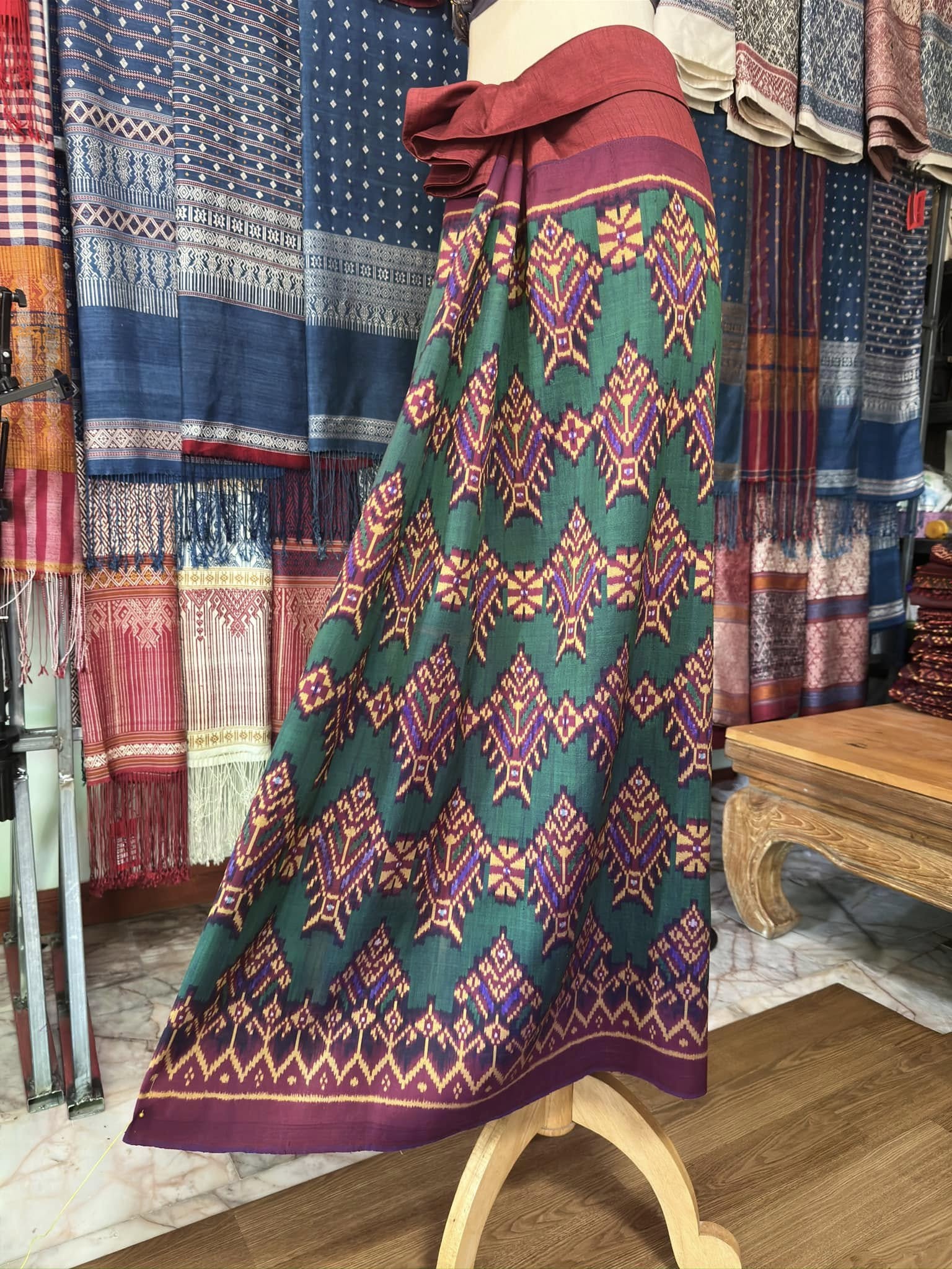 ซิ่น พระตะบอง ผ้าจามทอสามตะกอ ขนาด 116x160ซม สีแดง รหัส N9-SIL-AJ22