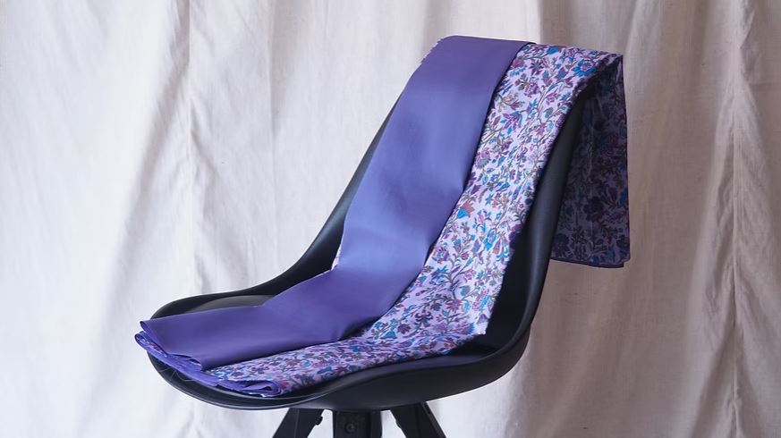 (ผ้าชุด)ไหมพิมพ์ลาย ไหมแท้ ขนาด 1x4หลา (ผ้าลาย2หลา+สีพื้น 2หลา) สีม่วงเทา รหัส A40-CT-102715