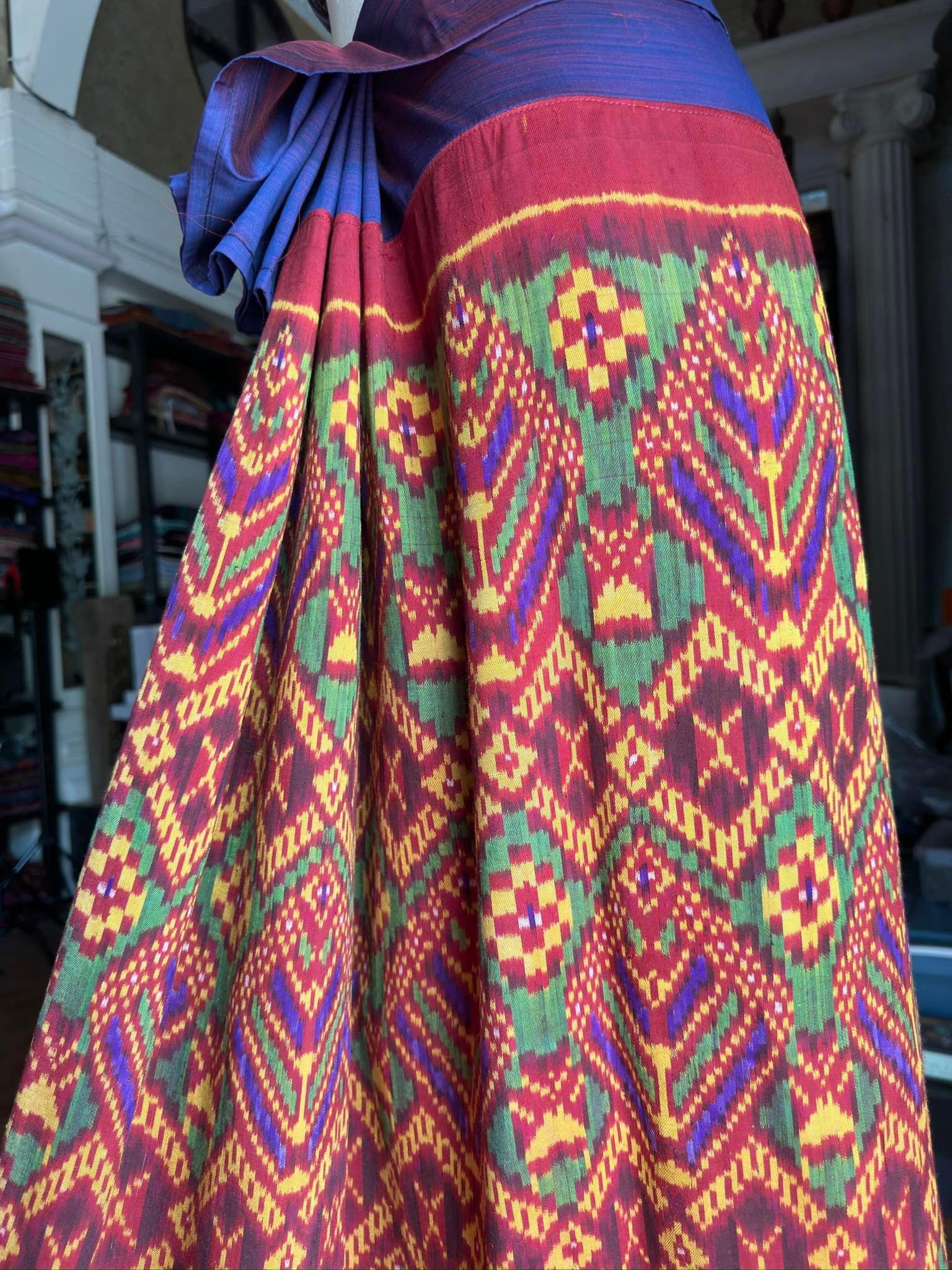 ซิ่น ไหมมัดหมี่รุ่นพิเศษ งานทอ 3ตะกอ ขนาด 118x170ซม สีน้ำเงิน รหัส N9-SIL-JA1