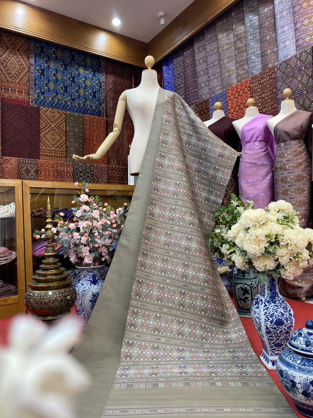 (ผ้าชุด)ไหมแพรวา ตัดชุดลายเกาะจกขิด ขนาด 63x500ซม (ลาย 2.3เมตร+สีพื้น 2.7เมตร) พื้นสีเขียวเทา รหัส P10-BM-09226817
