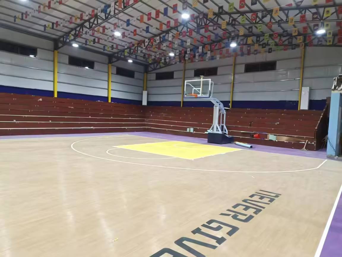 พื้นสนามบาส ไวนิลpvc ใช้ในร่ม รับแรงกระแทกได้ดี