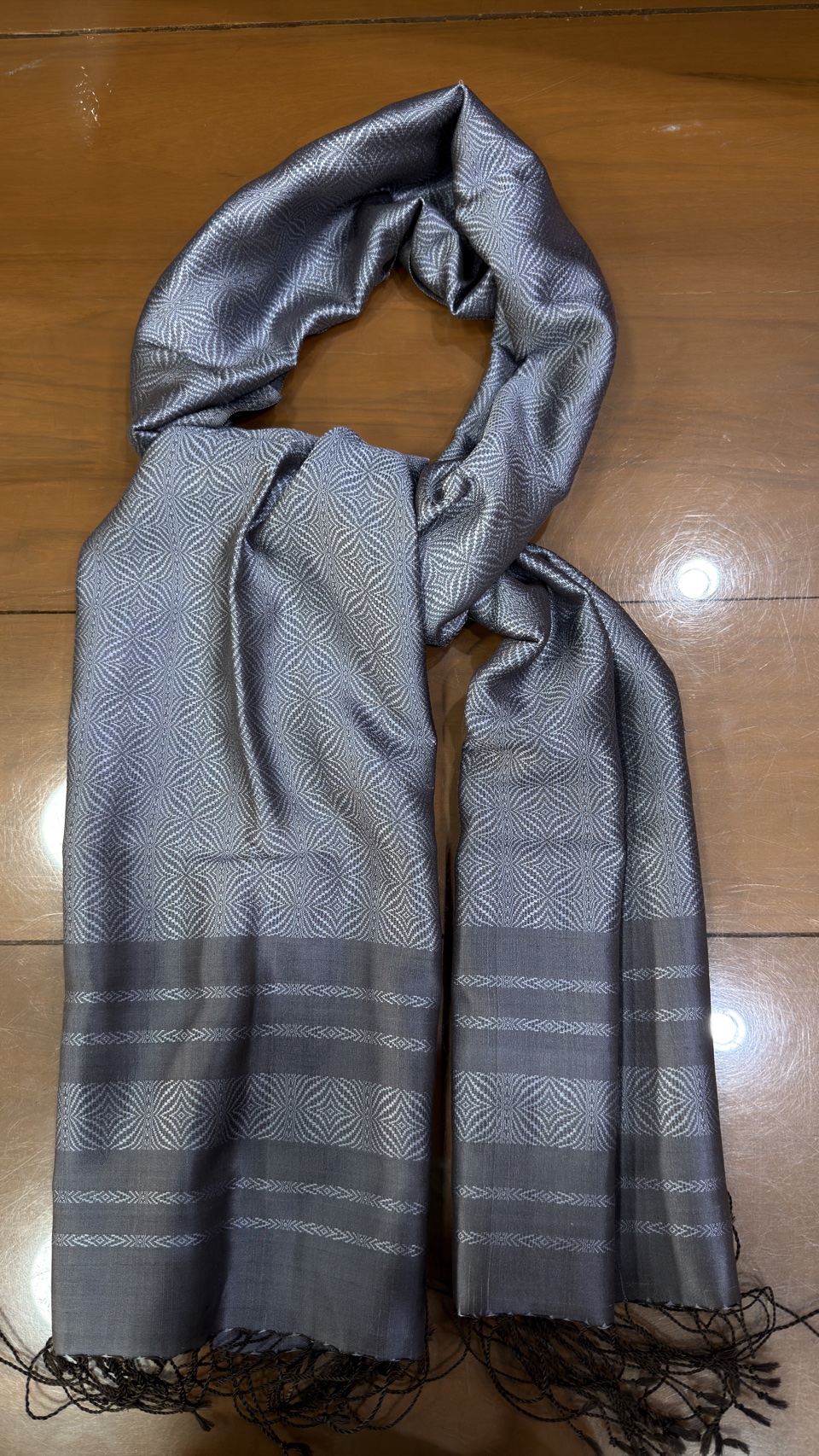 ผ้าคลุมไหล่ผ้าไหม ไหมแท้ ยกดอกลีลาวดี เนื้อละเอียด ขนาด 63x200ซม. สีเทาเข้ม รหัส ZYG-AA-111868174