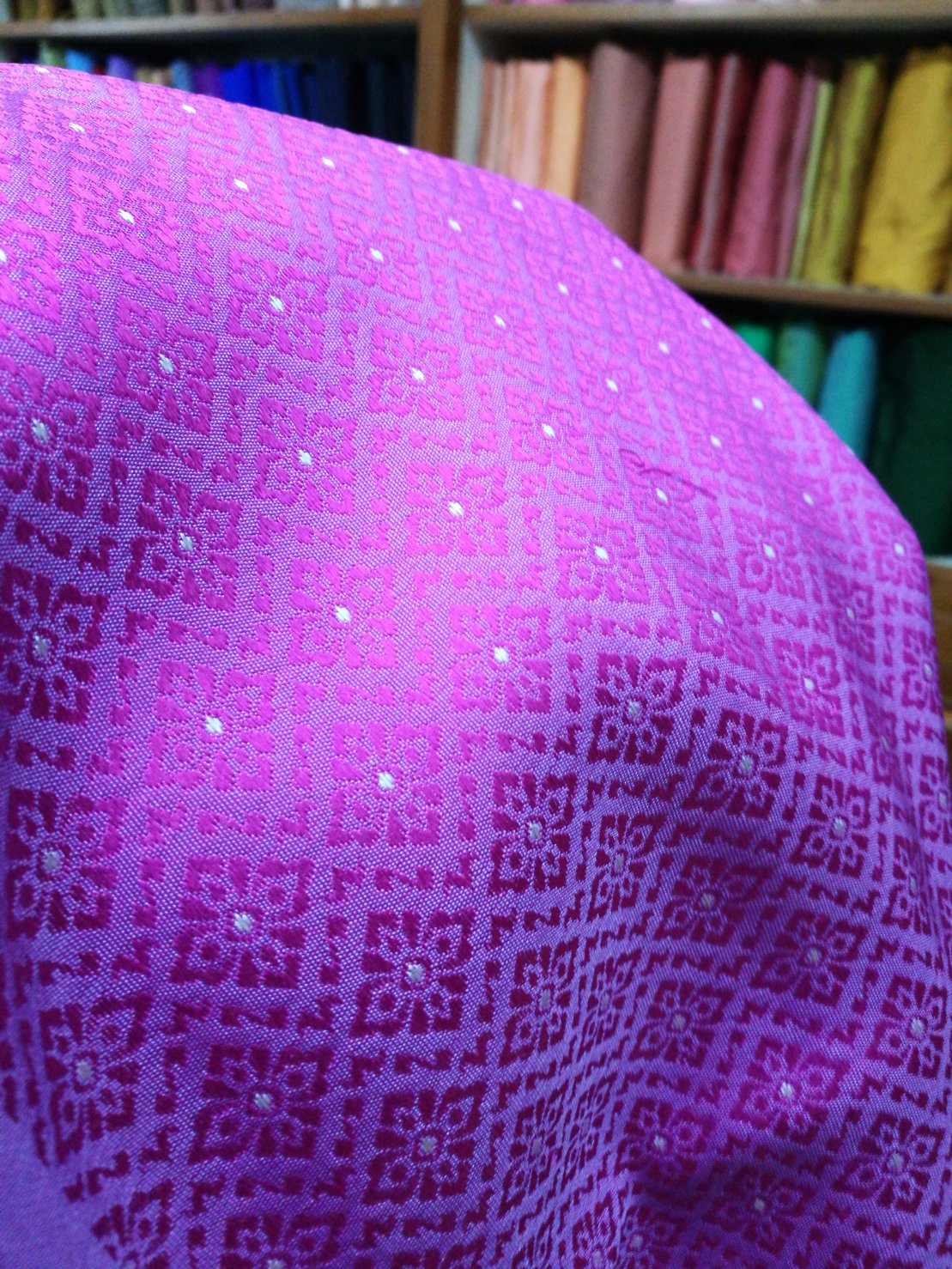 ผ้าไหมยกดอกสุรินทร์ ไหมแท้ 32ตะกอ 1x2 เมตร เกาะเชิงทอง เชิงริ้ว มีหน้านาง สอดเกสร พื้นสีม่วงชมพูเข้ม รหัส N11-NY26086517