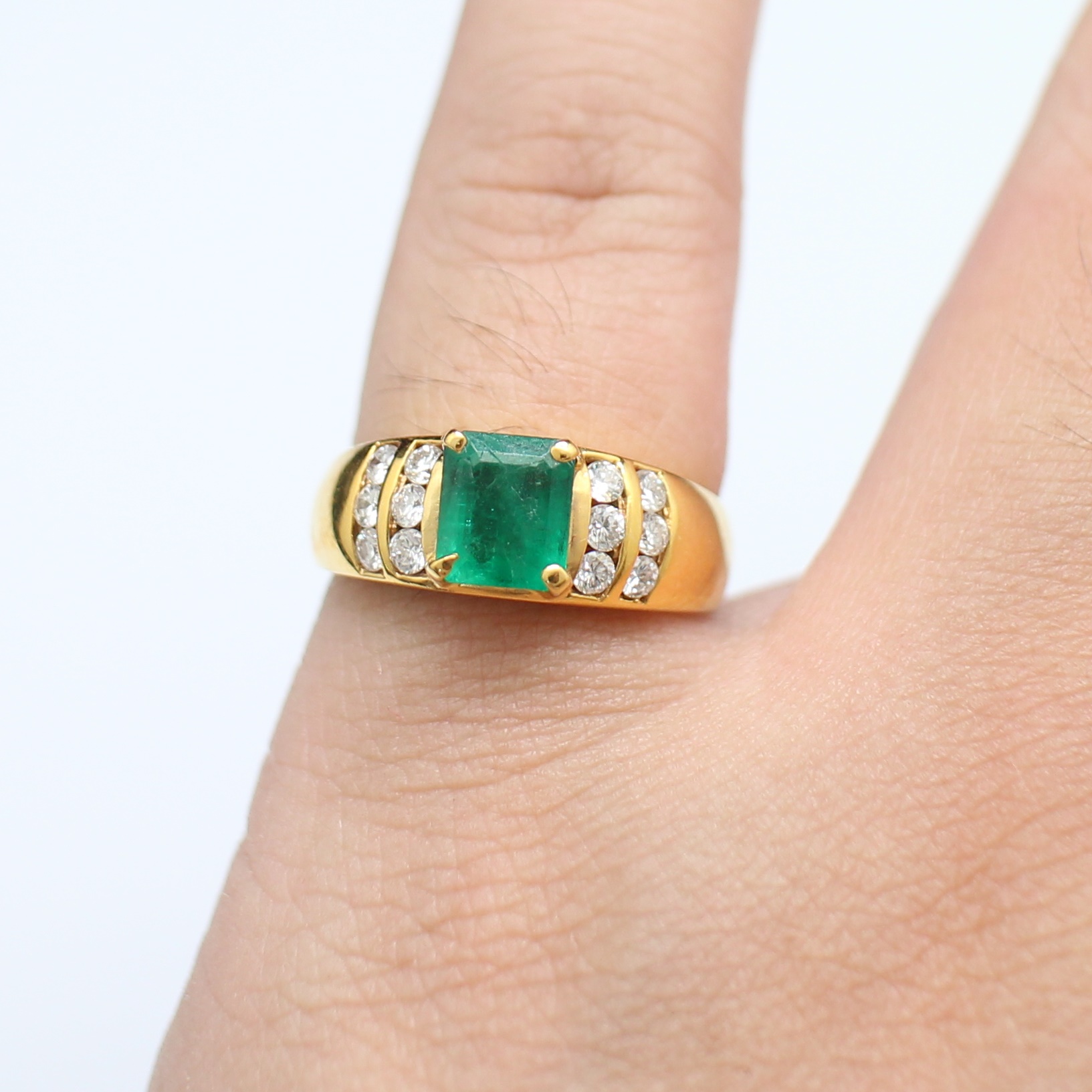 RG250200 แหวนมรกตบ่าข้างเพชร เพชรแท้ 12 เม็ด 0.24 กะรัต ทองแท้ 90% นน.รวม 5.1 กรัม ขนาดแหวน 52