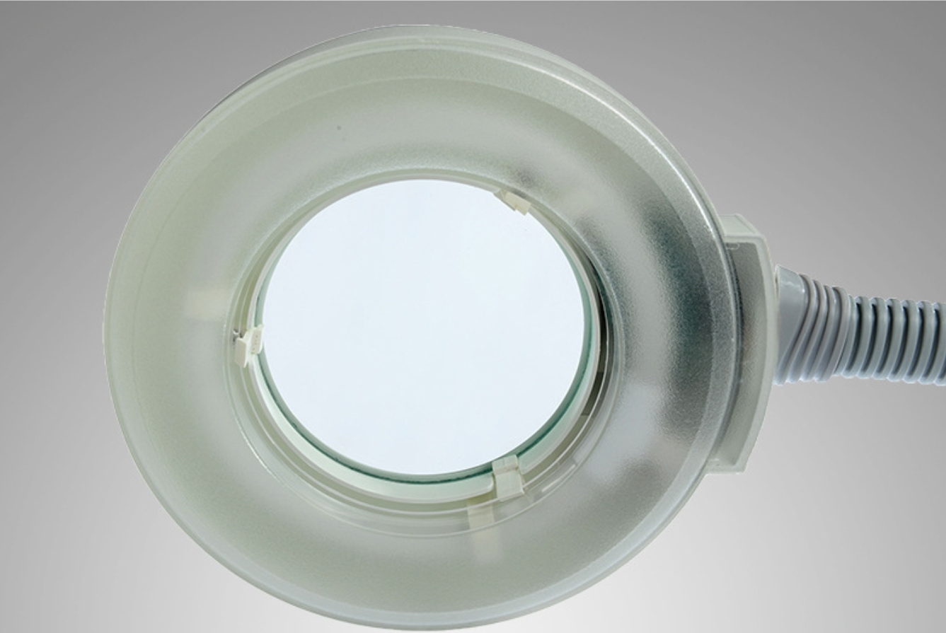 โคมไฟแบบตั้งพื้น มีเลนส์ขยาย