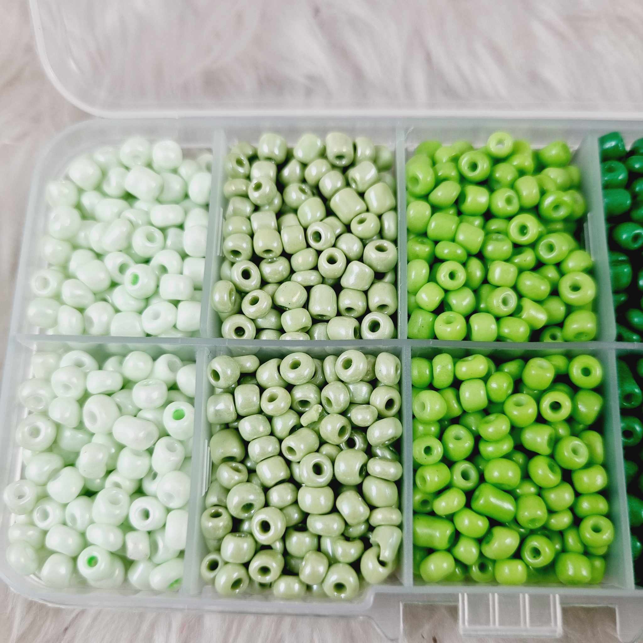 ลูกปัด Glass Beads 2-4มิลลิเมตร เม็ดทราย ลูกปัดแก้วมุก ใส ด้าน DIY สร้อยคอ สร้อยข้อมือ เครื่องประดับ ประมาณ กล่องละ +- 2000ชิ้น โทนเขียว