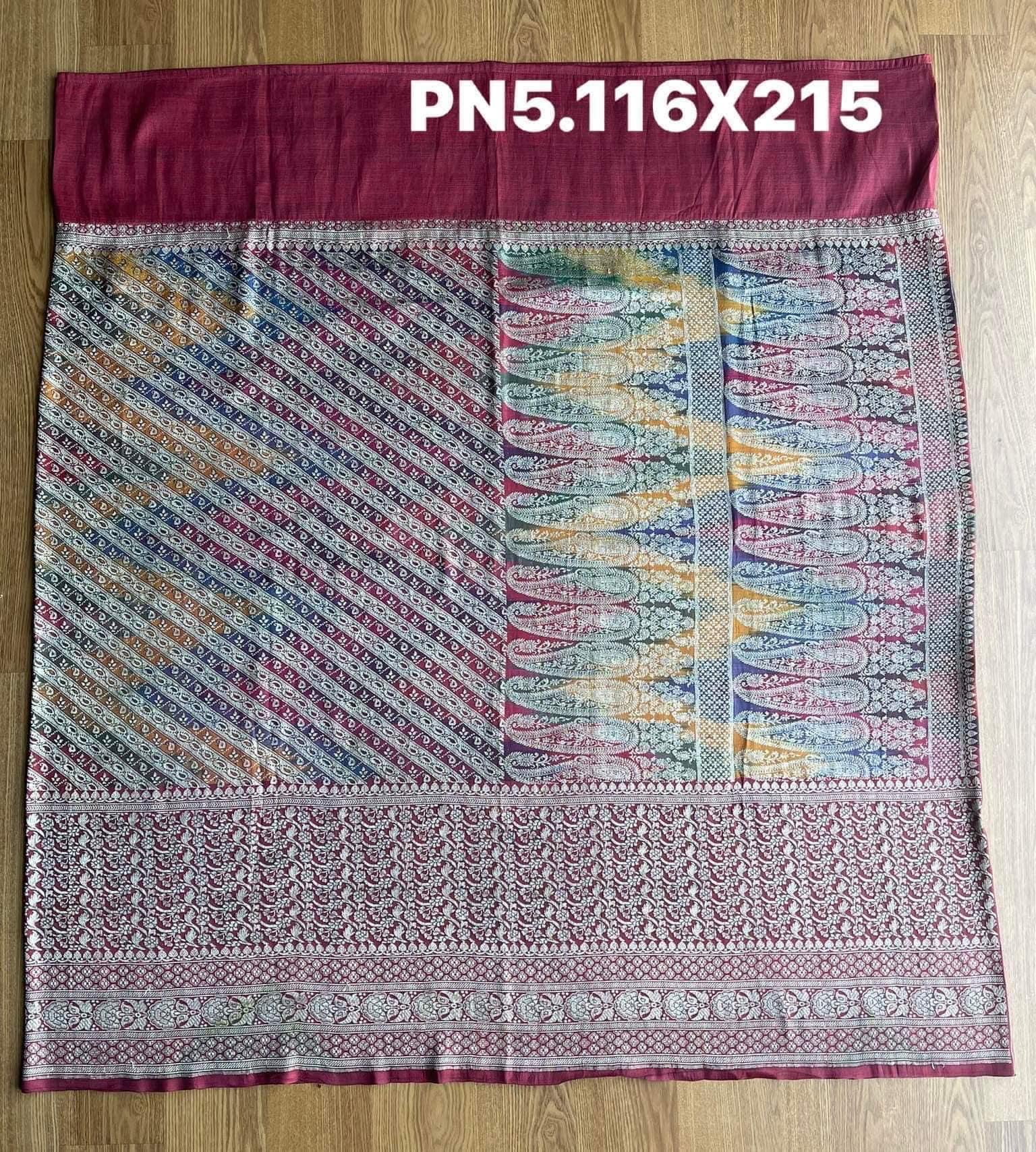 ซิ่น ผ้าปาโตล่ายกเงิน เส้นยืนไหมแท้ ขนาด 116x215ซม มีหน้านาง พื้นสีแดง-เงิน รหัส N9-SIL0519662