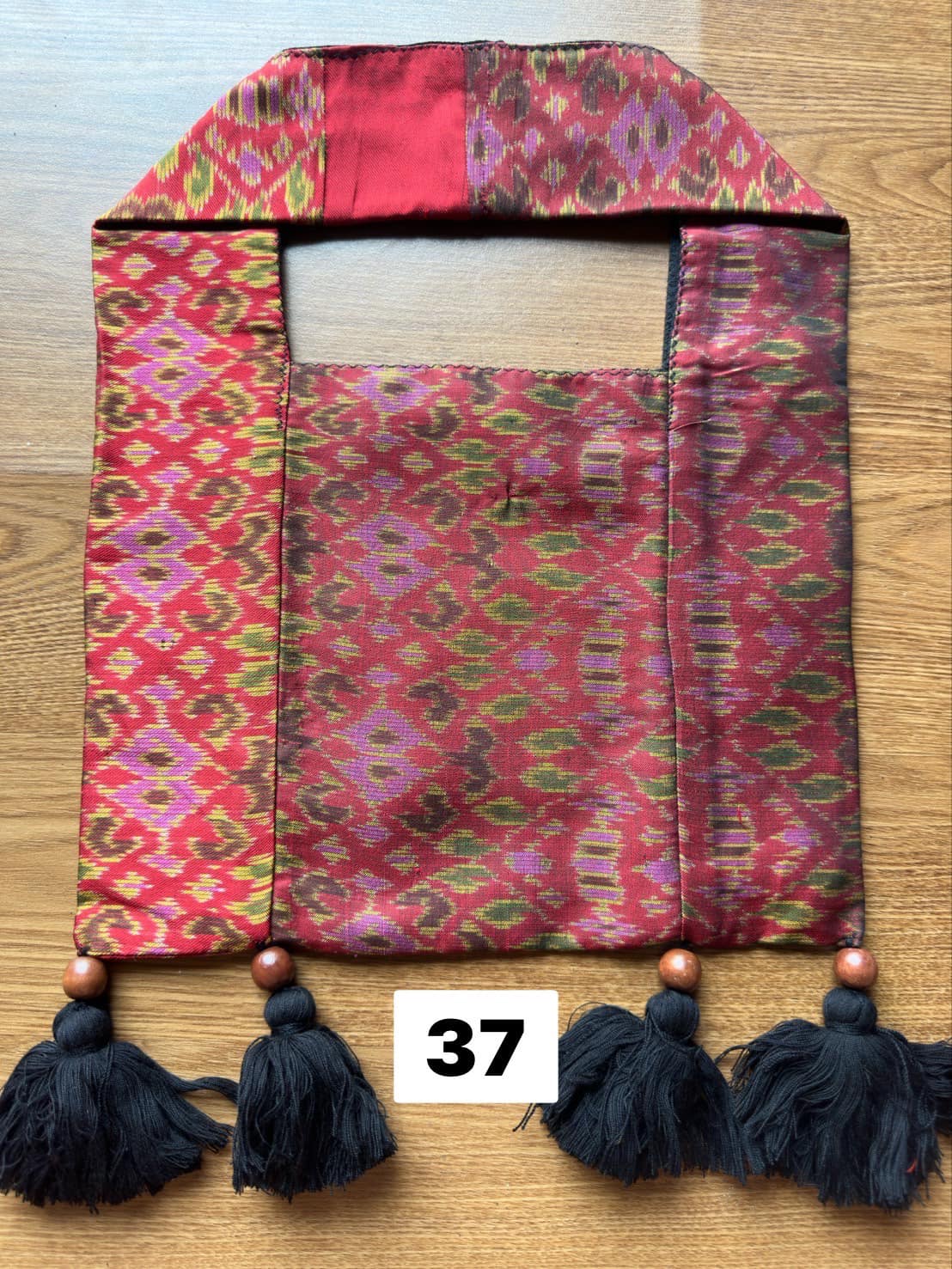 ย่ามไหมมัดหมี่พระตะบอง ไหมแท้ ขนาด 20x30ซม พื้นสีแดง รหัส GLC-SIL-06056737