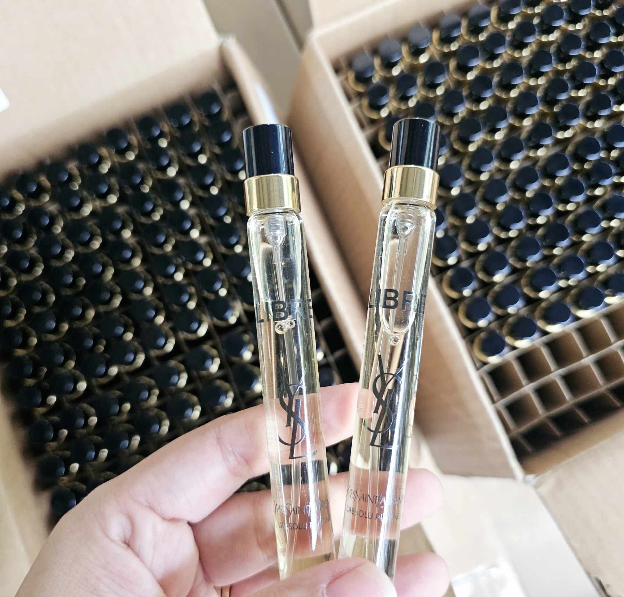 น้ำหอมจิ๋วมินิ YSL Libre L'Absolu Platine EDP 10ml แบบสเปรย์ไม่มีกล่อง ( Mini Perfume น้ำหอมขนาดพกพา) น้ำหอมจิ๋วมินิแบบทดลองแบบสเปรย์ พกพาก็สะดวกใช้ฉีดตามจุดชีพจร