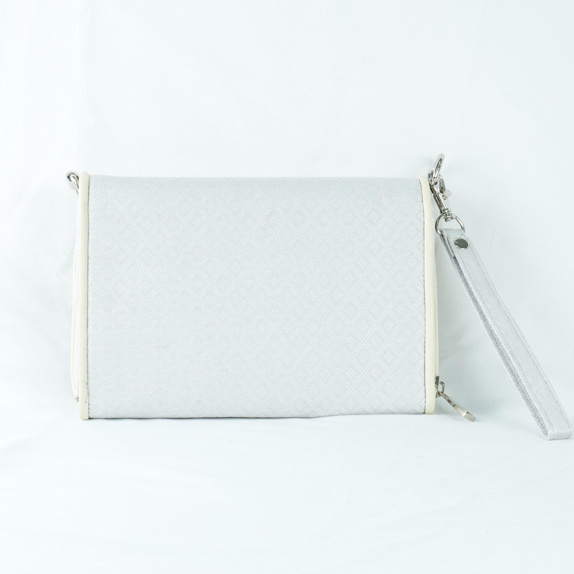 กระเป๋าถือไหมแท้ทรงคลัทช์ พร้อมสายสะพาย ขนาด 15x20ซม.สีขาว รหัส GO-TT-060568156