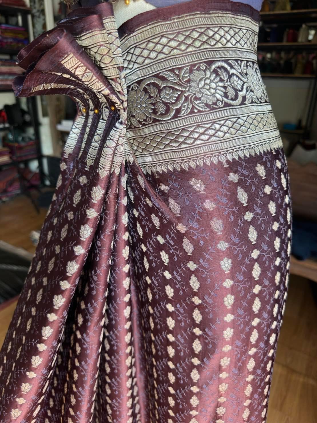 ซิ่น ผ้าปาโตล่า ไหมแท้ มีหน้านาง ขนาด 114x220ซม. พื้นสีม่วงเปลือกมังคุด รหัส N9-SIL-GN13