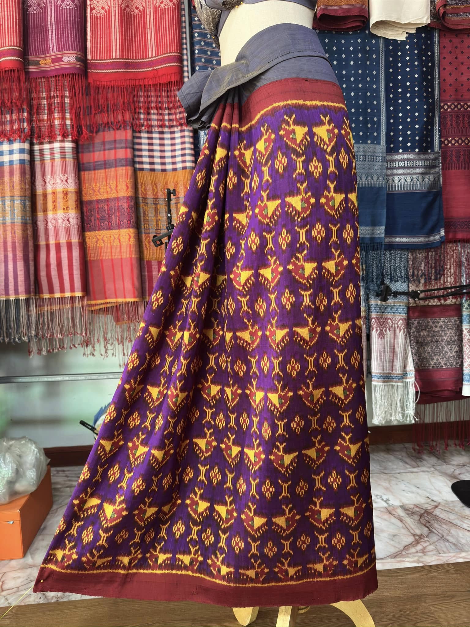 ซิ่น พระตะบอง ผ้าจามทอสามตะกอ ขนาด 115x170ซม สีแดง รหัส N9-SIL-AJ19