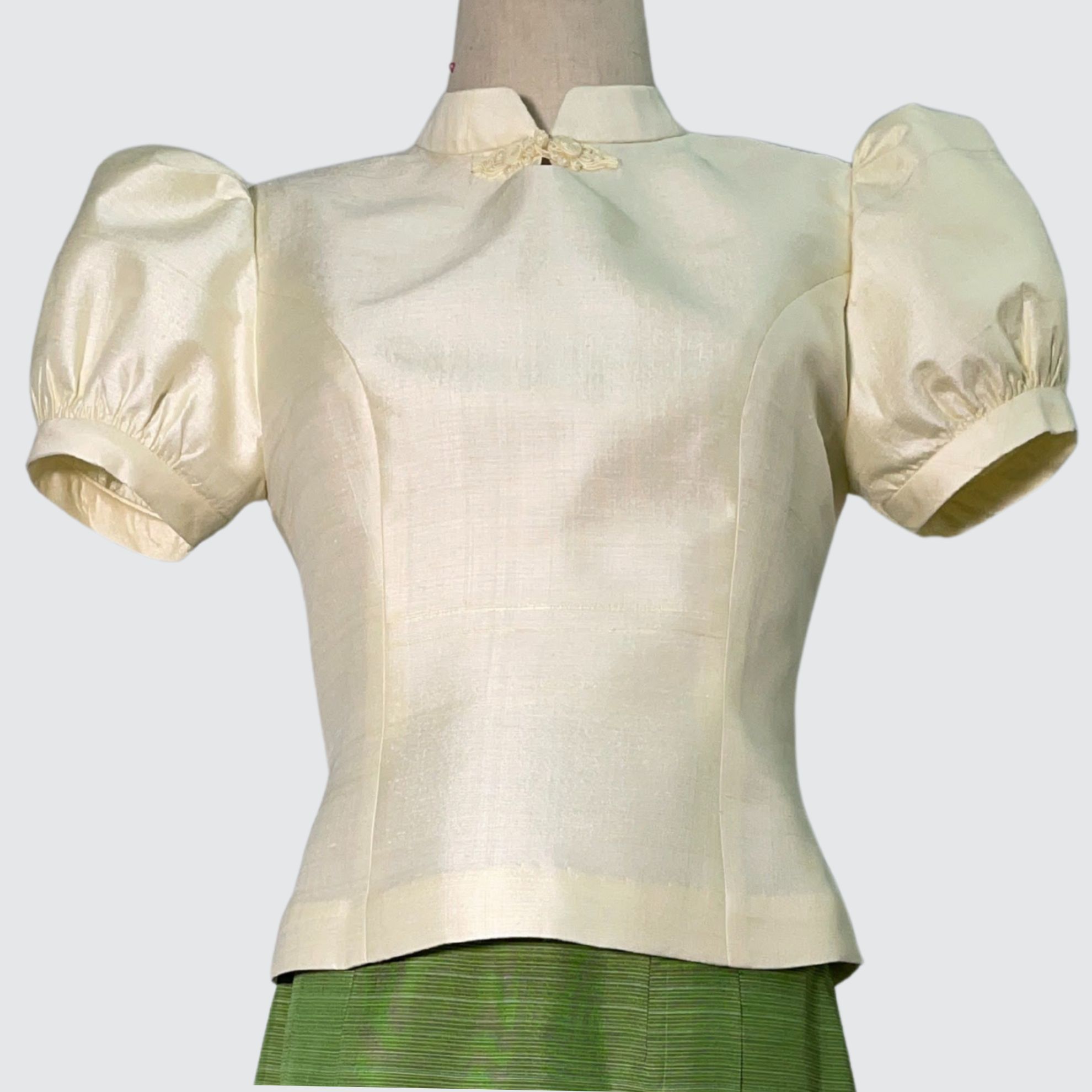 เสื้อเเขนสั้น ตัดเย็บจากผ้าไหมสีพื้น เนื้อหยาบ ไหมแท้ 100% | ตัดเย็บตามรูปร่าง | เลือกผ้า ส่งไซส์ได้