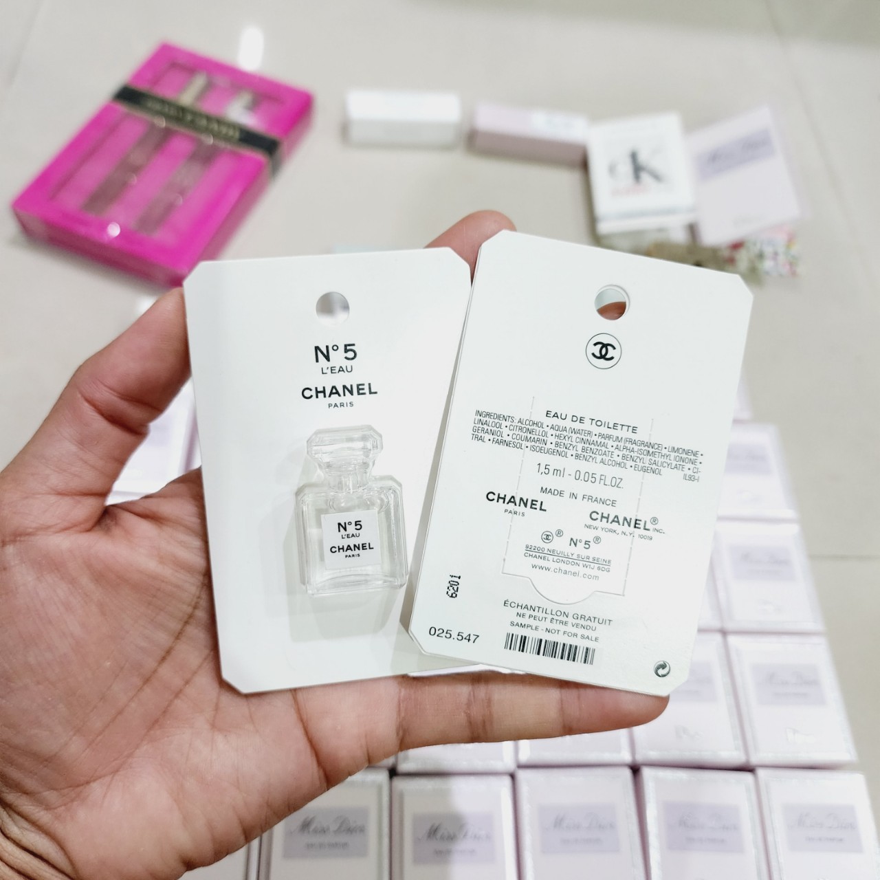 น้ำหอมจิ๋วมินิ Chanel no 5 L'eau Eau De Toilette Spray for women 1.5ml แบบแต้มมีกล่อง ( Mini Perfume น้ำหอมขนาดพกพา) น้ำหอมจิ๋วมินิ ขวดน่ารัก ตั้งโชว์ก็สวย พกพาก็สะดวก หัวแต้มตามจุดชีพจร