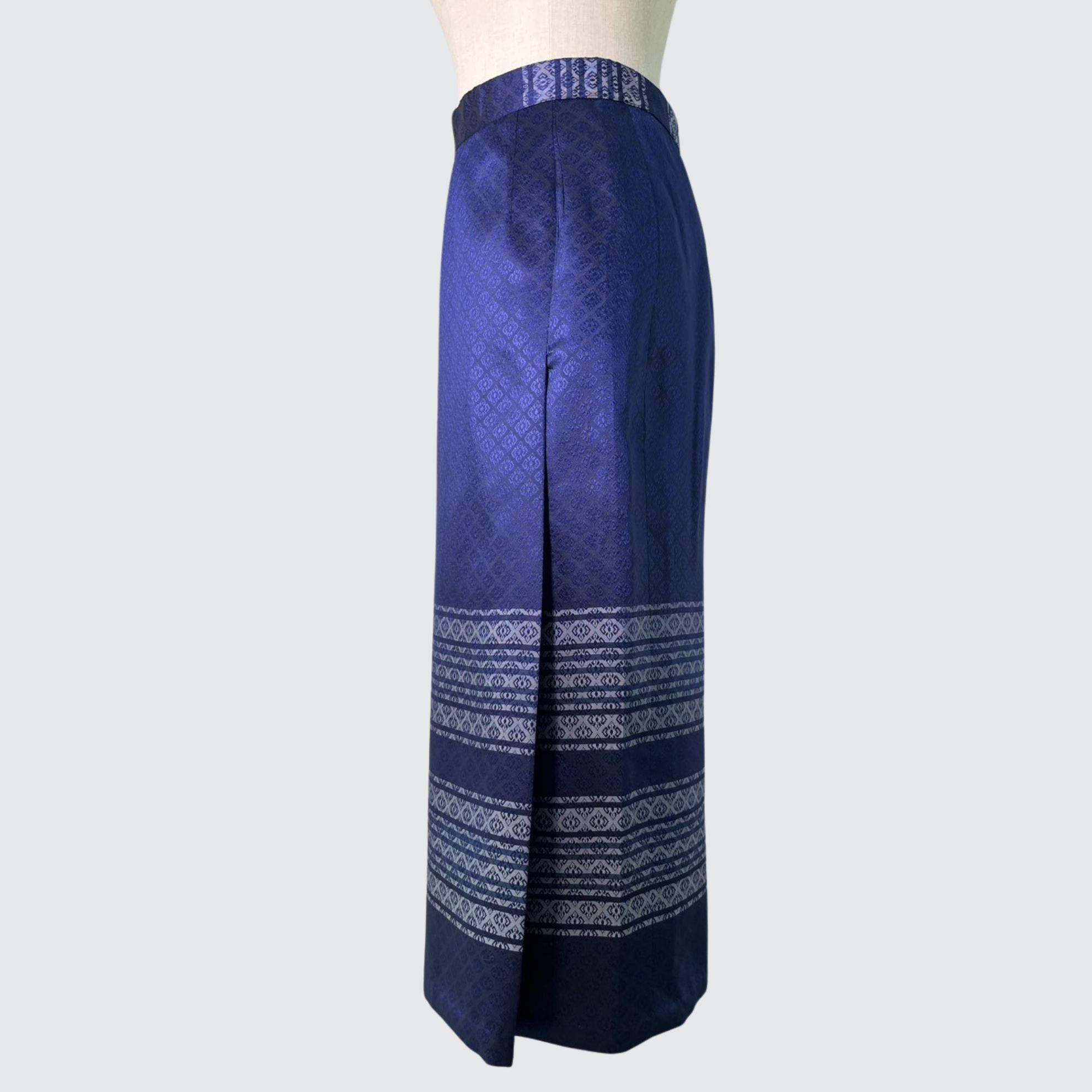 กระโปรงป้ายผ้าไหม ประเภทยกดอกมีเชิง ไหมแท้ | เลือกสี แจ้งไซส์ได้