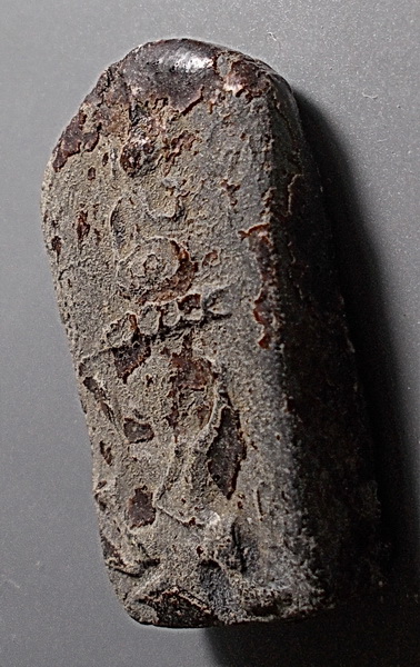 ลพ.พริ้ง วัดบางปะกอก เนื้อผงใบลานจุ่มรัก พิมพ์หนุมานแบกแท่น