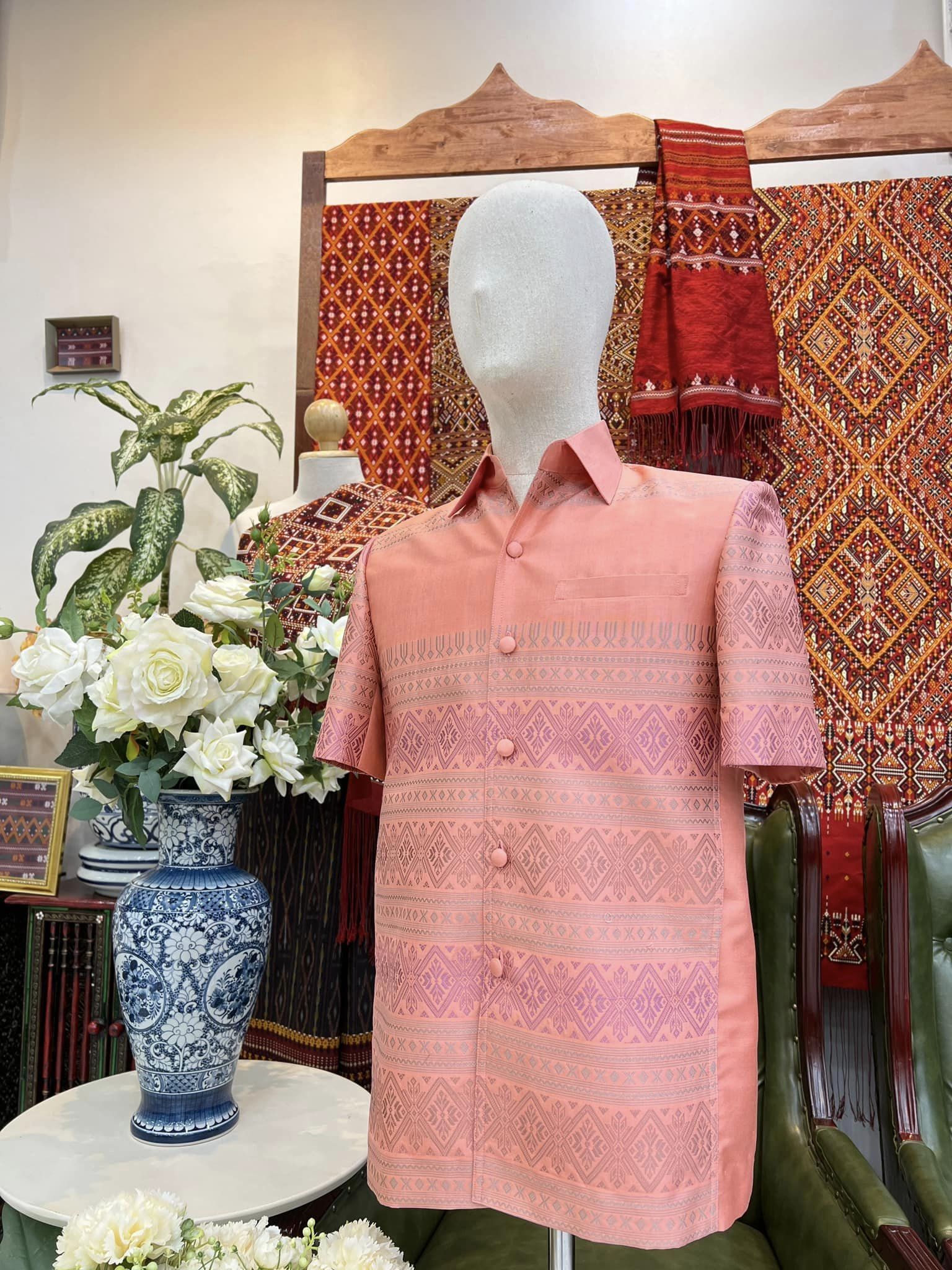 เสื้อสูทไหมแพรวา แขนสั้น พื้นสีโอรส ไซส์ M รหัส DR-BM-11296609142