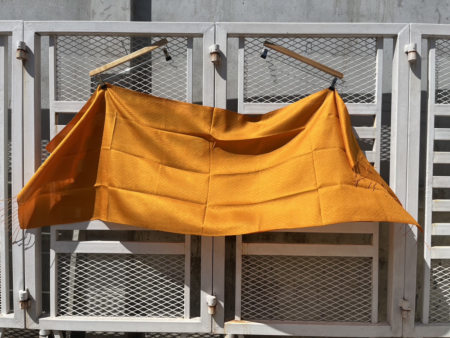 ผ้าคลุมไหล่ผ้าไหม+พร้อมกล่อง สำหรับพระสงฆ์ ไหมแท้ ทอยอกดอก ลูกแก้ว ขนาด 60x200ซม. (รวมครุย) สีเหลืองราช รหัส ZYB-NY0516661