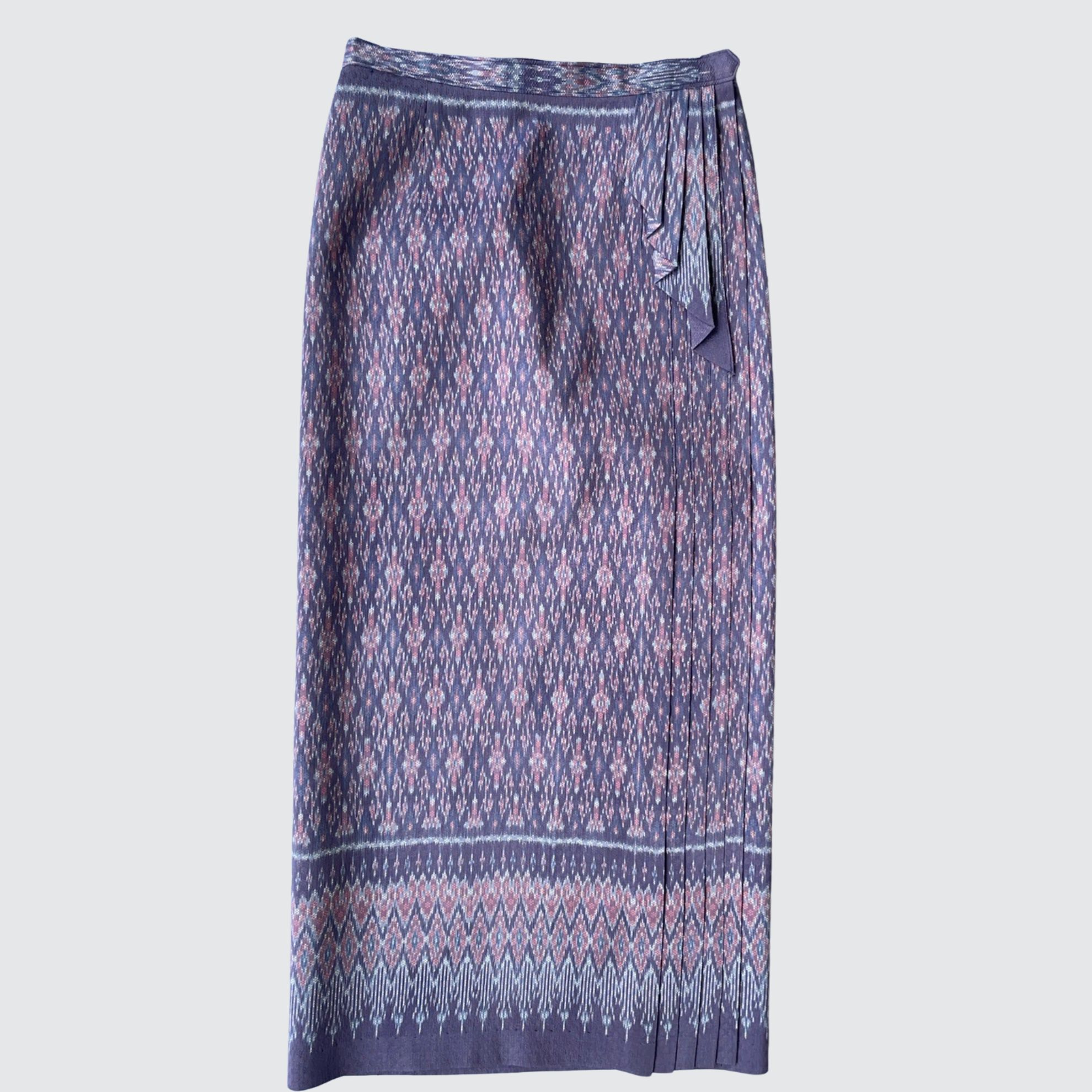 ผ้าถุงป้าย สีธรรมชาติ แบบเลื่อนตะขอตามไซส์ ลายขอล้อมเพชร สีม่วงฟ้าคราม รหัส WM-PTS-1009681425