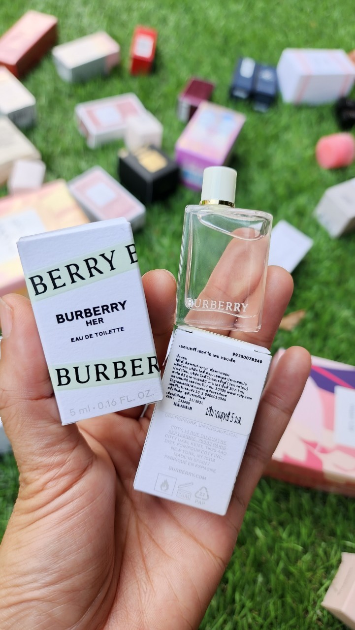 น้ำหอมจิ๋วมินิ Burberry Her Eau de Toilette 5ml กล่องป้ายไทยแบบแต้มมีกล่อง ( Mini Perfume น้ำหอมขนาดพกพา) น้ำหอมจิ๋วมินิ ขวดน่ารัก ตั้งโชว์ก็สวย พกพาก็สะดวก หัวแต้มตามจุดชีพจร