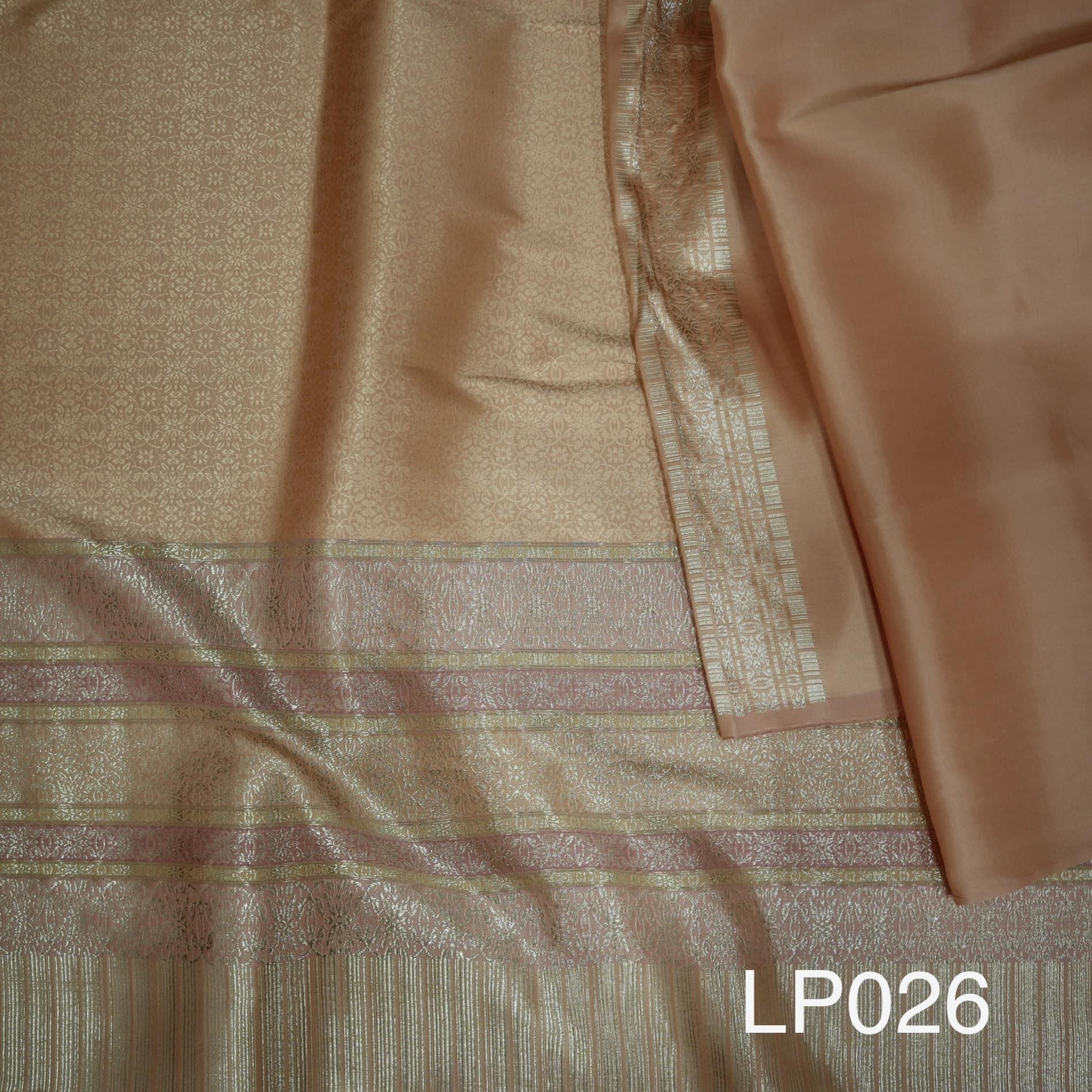 (ผ้าชุด) ผ้าไหมยกดอกลำพูน (สีพื้น 2เมตร+ลาย 2.4เมตร) สีส้มแกมน้ำตาล รหัส N90-AA-LP026