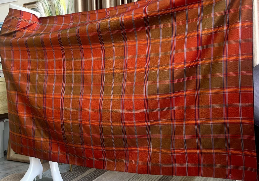 ผ้าไหมโสร่ง ลายหางกระรอก สีแดงสลับทอง รหัส R1B-PK-1121683