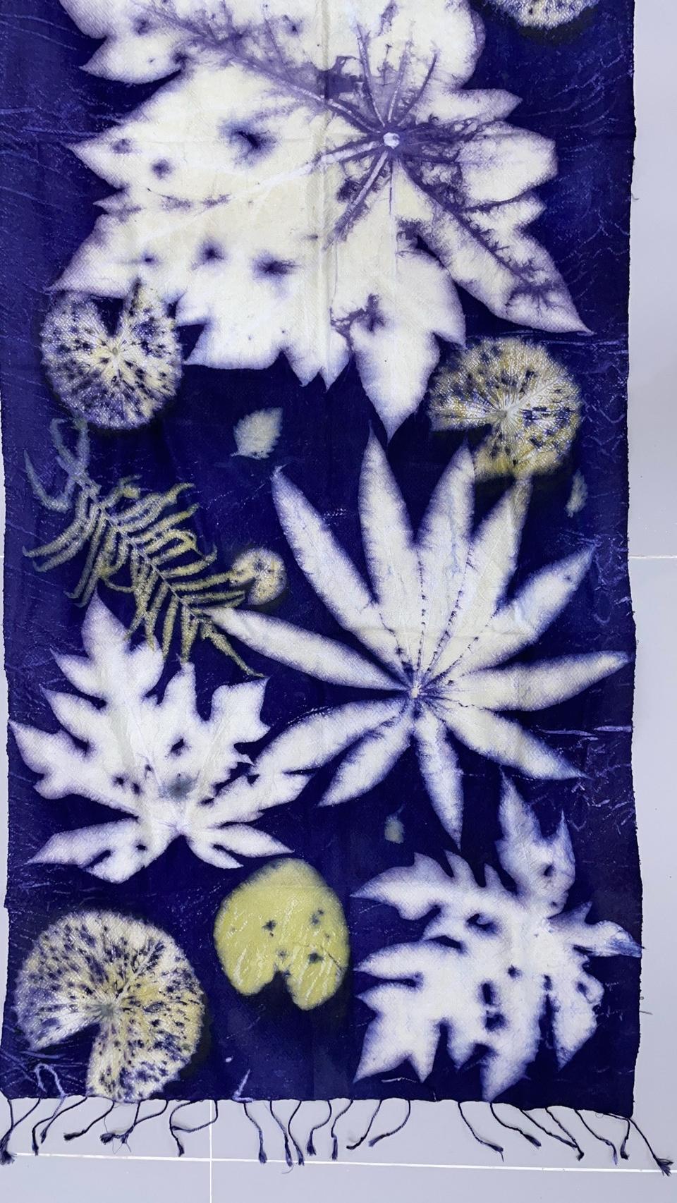 ผ้าคลุมไหล่ผ้าไหม Eco print เนื้อยกดอก มีชายครุย ขนาด 60x180ซม. สีน้ำเงิน รหัส ECO-82-1114687