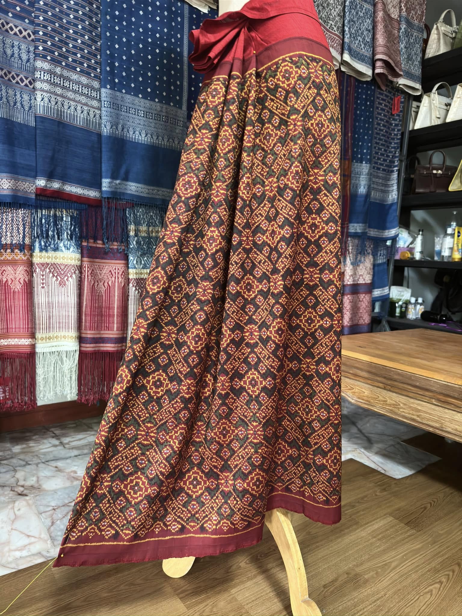 ซิ่น พระตะบอง ผ้าจามทอสามตะกอ ขนาด 118x170ซม พื้นสีแดง รหัส N9-SIL-AJ12