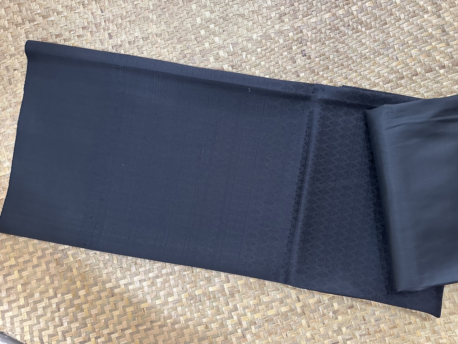 (ผ้าชุด)ไหมยกสุรินทร์ ขนาด 1x4เมตร (ผ้าลาย 2เมตร+สีพื้น 2เมตร) สีดำ รหัส N10-AA-1102681