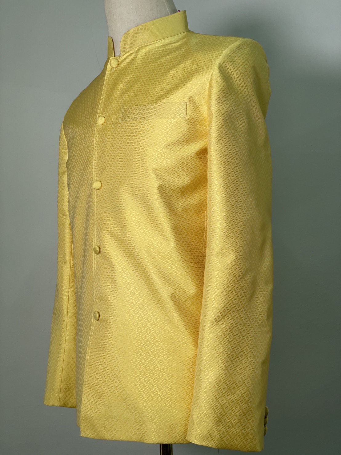 เสื้อสูทไหมคอพระราชทาน แขนยาว เนื้อยกดอก ไหมแท้ สีเหลือง Size M รหัส DM-AA-0122681