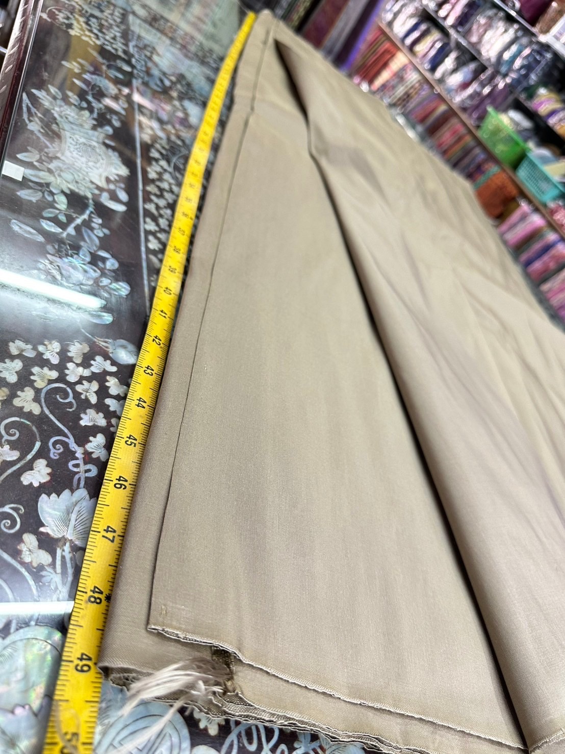 ผ้าไหมสีพื้น เนื้อเรียบหนา ไหมแท้ 6เส้น หน้ากว้าง 49 นิ้ว สีเทาทองอ่อน (ราคาต่อหลา) รหัส C-ST-120267