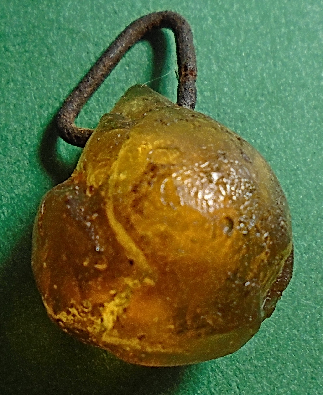 ลูกอมทองไหลรุ่นแรก พิมพ์ทรงดอกบัว หลวงพ่อทอง วัดเขาตะเครา ปี 2527 จ.เพชรบุรี