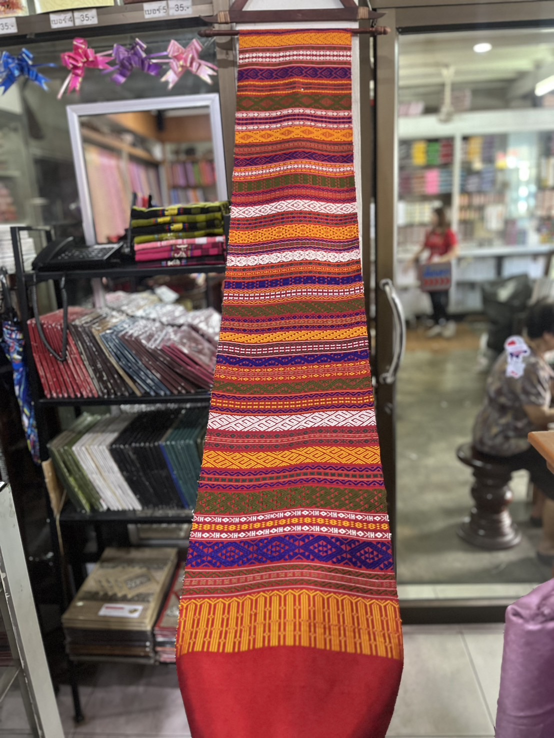 ผ้าพาดไหล่ สไบขิด สไบส่วย ไหมแท้ ขนาด 32ซม.x190ซม. ครุยยาวด้านละ 20ซม.โทนสีแดงส้มน้ำเงิน รหัส LW4A-NY-0910681453