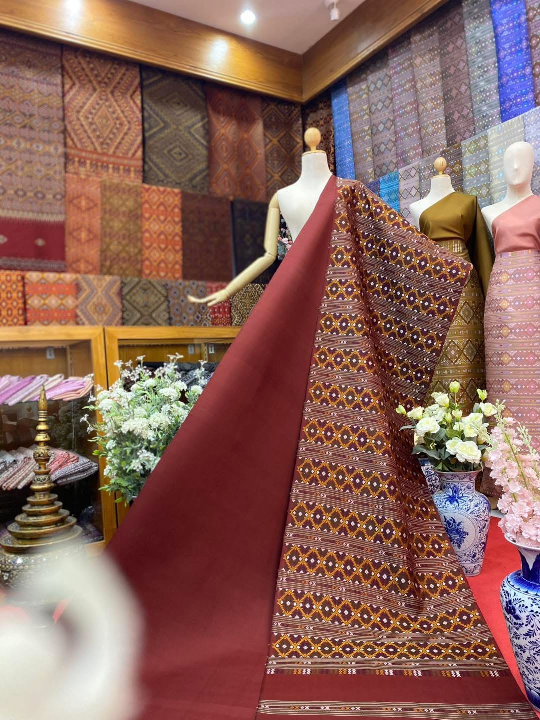 (ผ้าชุด)ไหมแพรวา ตัดชุดลายจกเกาะ ขนาด 63x500ซม (ลาย 2.3เมตร+สีพื้น 2.7เมตร) พื้นสีแดงเข้ม รหัส P10-BM-1209681