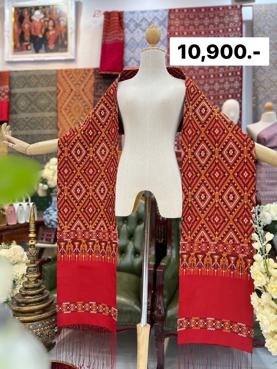 ผ้าพันคอ ไหมแพรวา ไหมแท้ ขนาด 30ซม.x2.30ซม. พื้นสีแดงสด รหัสZE-BM-07216812