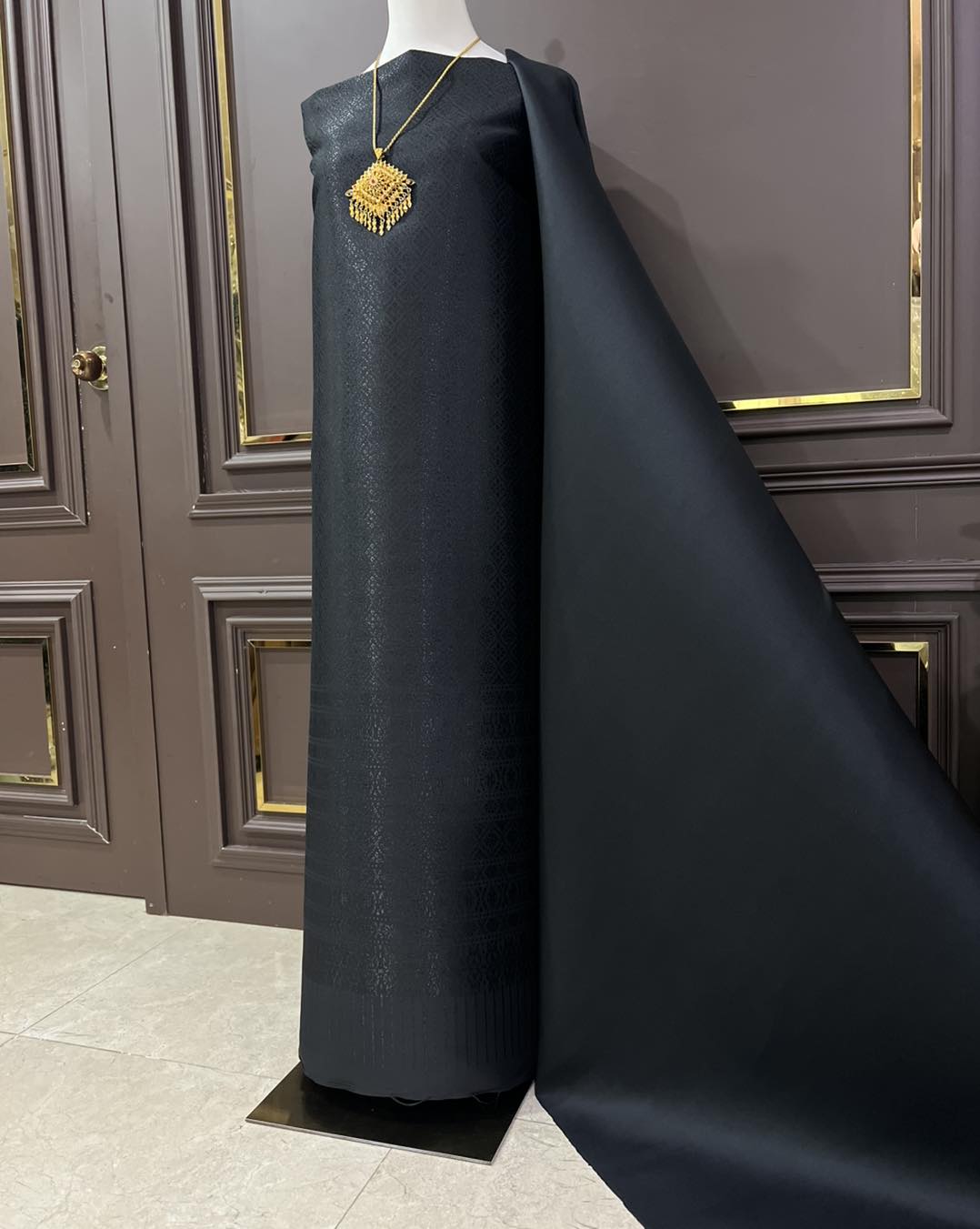 (ผ้าชุด)ผ้าไหมยกดอกลำพูน ยกดอกดิ้นดำ ขนาด 1.03x4.30เมตร ลายดาวล้อมเพชร พื้นสีดำ รหัส N90-29-TR0547