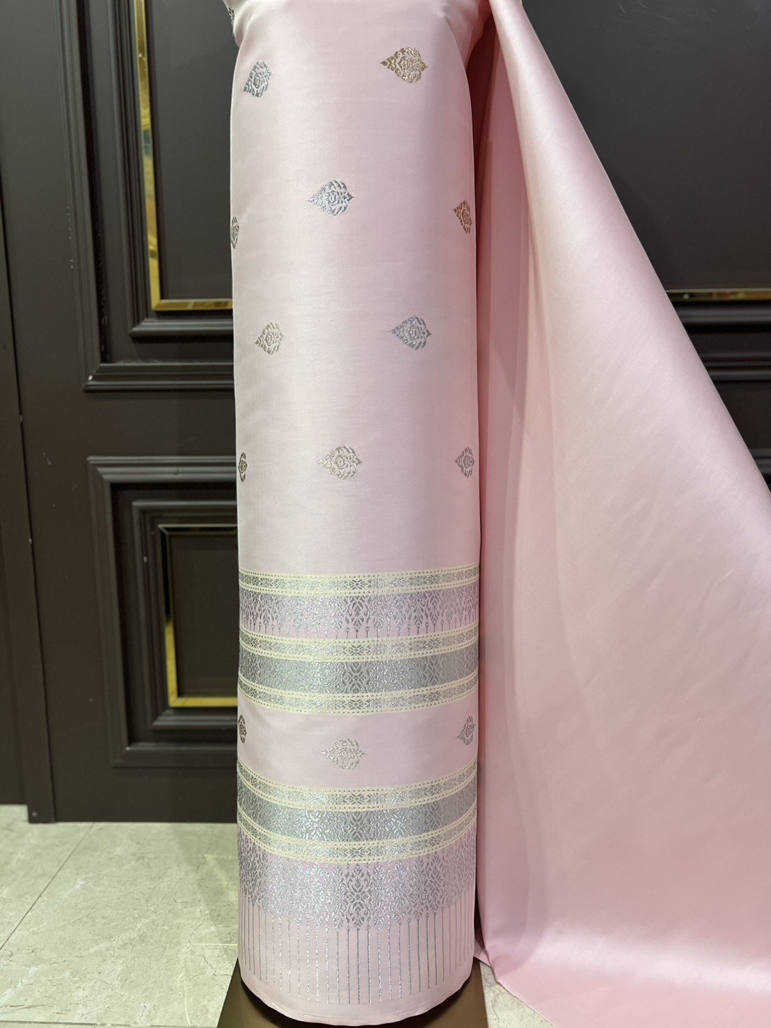 (ผ้าชุด)ผ้าไหมยกดอกลำพูน ดอกลอยดิ้นเงินสลับดิ้นทอง ขนาด 1.02x4.42เมตร ลายใบโพธิ์ พื้นสีชมพูหวาน รหัส N90-29-TR0556