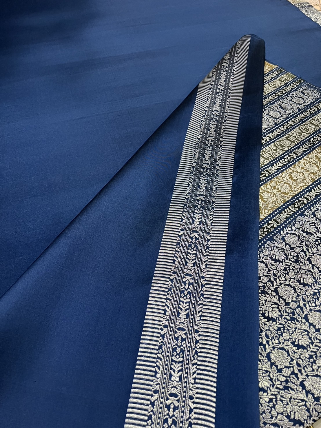 (ผ้าชุด)ผ้าไหมยกดอกลำพูน เกาะเชิงดิ้นเงิน ขนาด 1.02x4.26เมตร ลายกุหลาบพันปี พื้นสีกรม รหัส N90-29-0815681