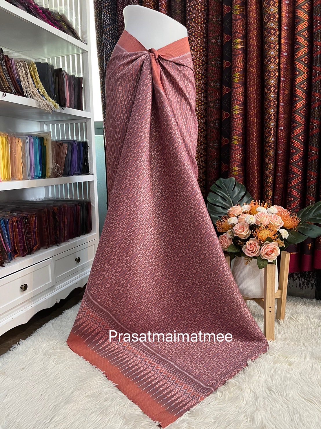 ซิ่น ผ้าไหมมัดหมี่ทอยกดอก 6ตะกอ สีธรรมชาติ ขนาด1x2เมตร ลายจี้เพชร สีม่วงเชิงส้ม รหัส L1-PS-0507685