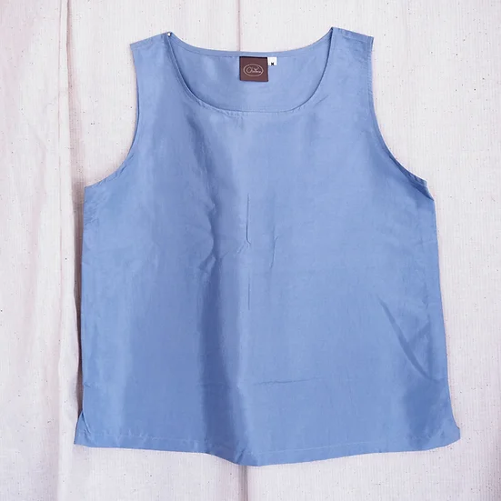 เสื้อแขนกุดไหมแท้ เฉดสีฟ้า รหัส TOP022